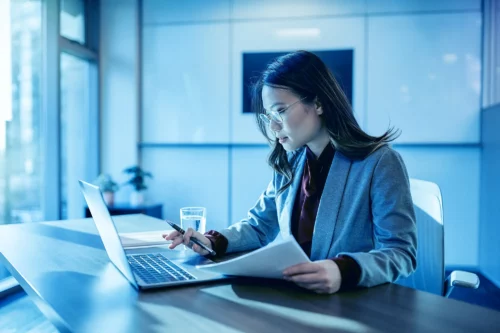 Inadimplência B2B: Como a automação da PCLD protege o balanço da sua indústria